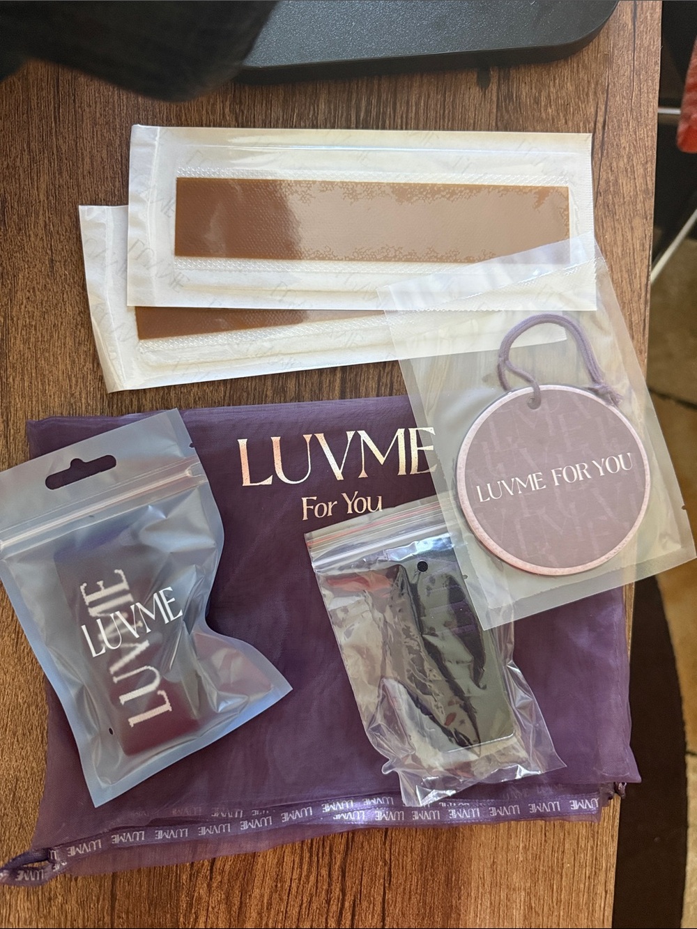 Luvme - 2 Glueless wigs 16 Inches Deep Wave/20 Inches Kinky Straight Flexi-Fit - Picture 5 of 8